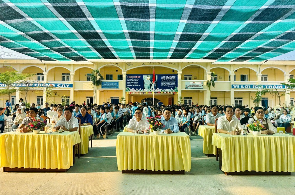 各代表与500多名学生参加启动仪式。图：A.T.