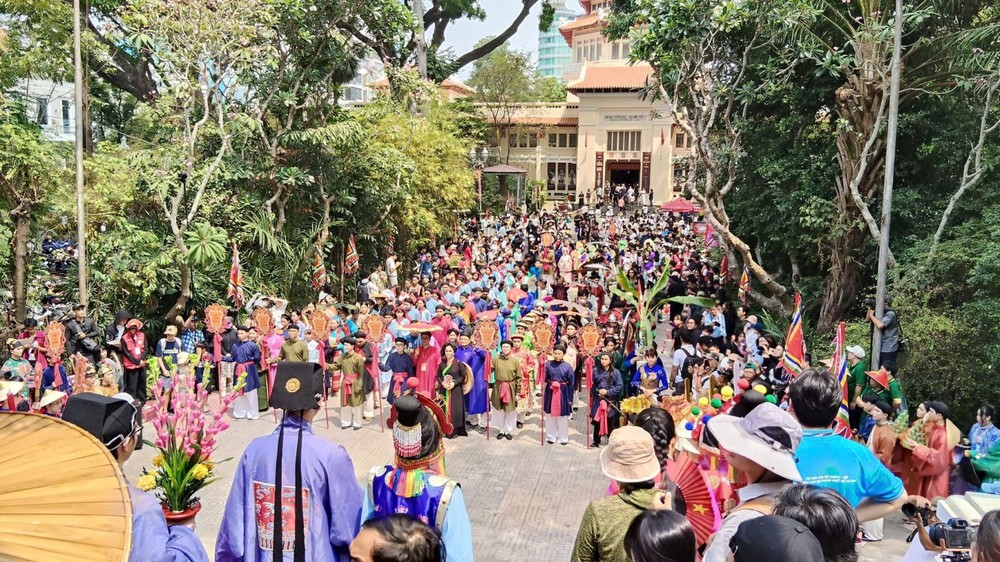 1000多人身着古服在西贡草禽园游行，重现古代文化空间。