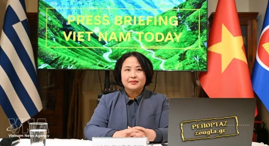 越南驻希腊大使范氏秋香在记者会上。