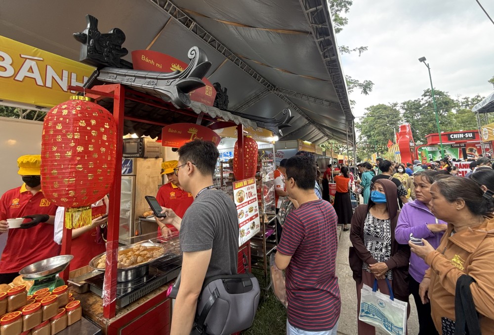 数千民众和游客参加盛会。