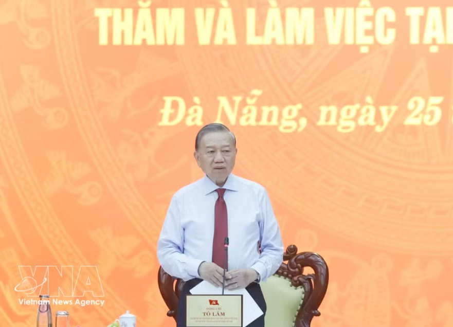 总书记、国家主席苏林与中央工作代表团同岘港市委常务处举行工作会议。