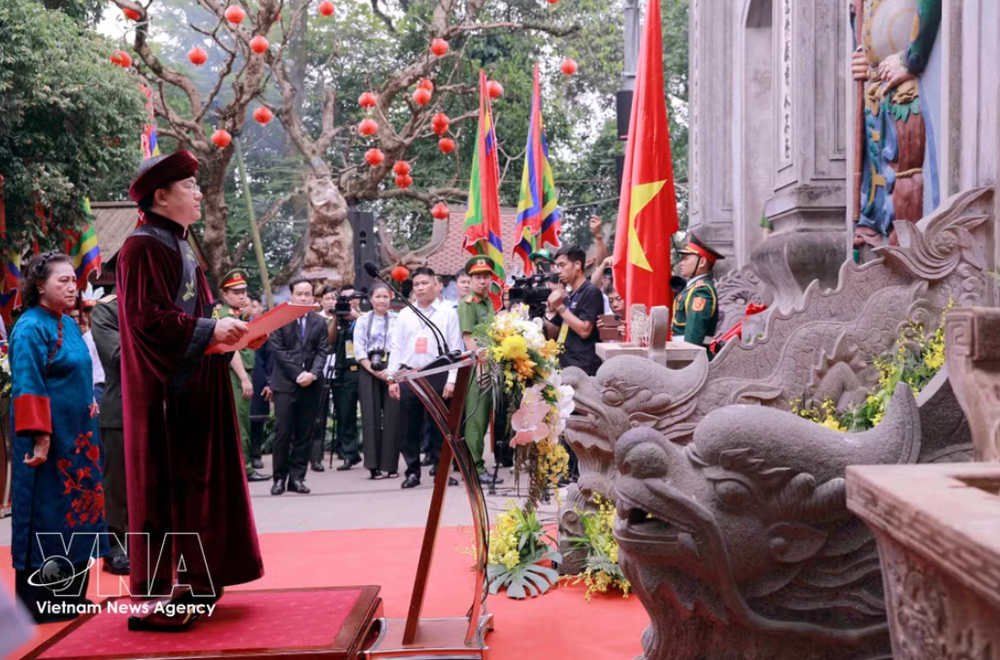 在党、国家领导人和富寿省领导在雄王庙历史遗迹区举行上香仪式后，成千上万名民众和游客涌入各座庙宇，焚香祭奠各位雄王。图自越通社 