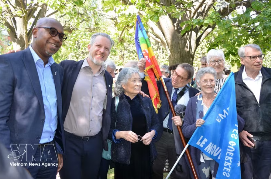 陈素娥女士和其诉讼案件声援人员合影。