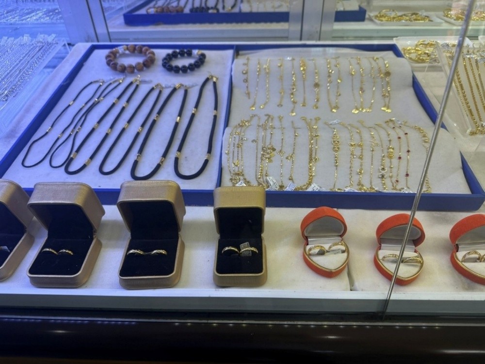 胡志明市市场管理部门称，违规行为主要包括商品来源及产地不明、没有挂牌价等。