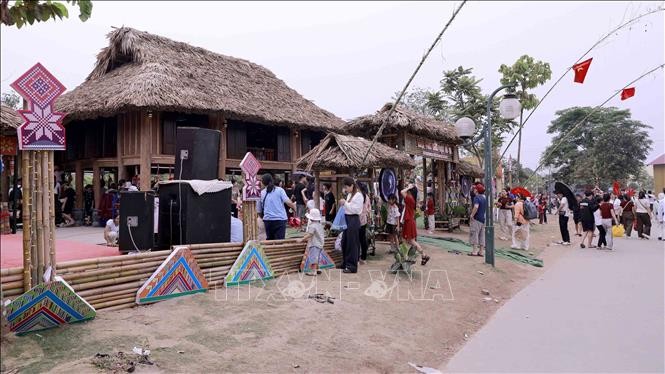 雄王庙历史遗迹区内，模型与微缩景观的布置富有创意，吸引参观者。