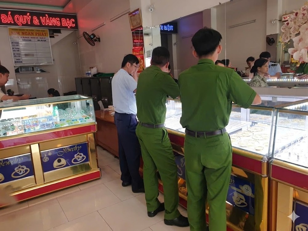 2  qltt-kiem-tra-cua-hang-vang-8941-1419.jpg