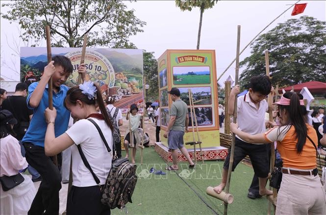 2  vna_potal_du_khach_kham_pha_sac_mau_van_hoa_tai_hoi_trai_den_hung_stand.jpg