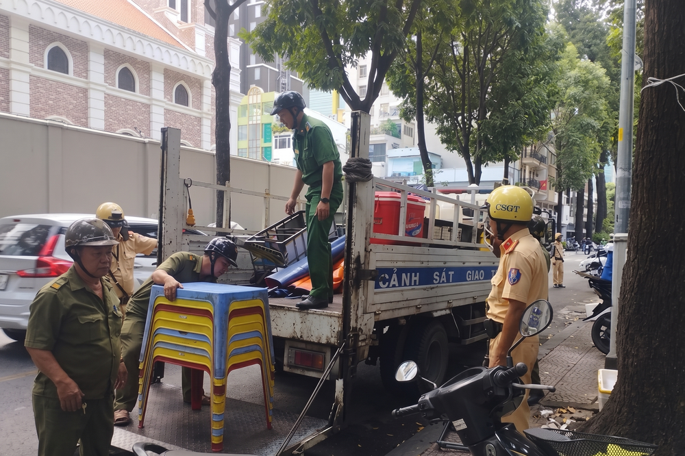 职能力量没收桌椅与推车。