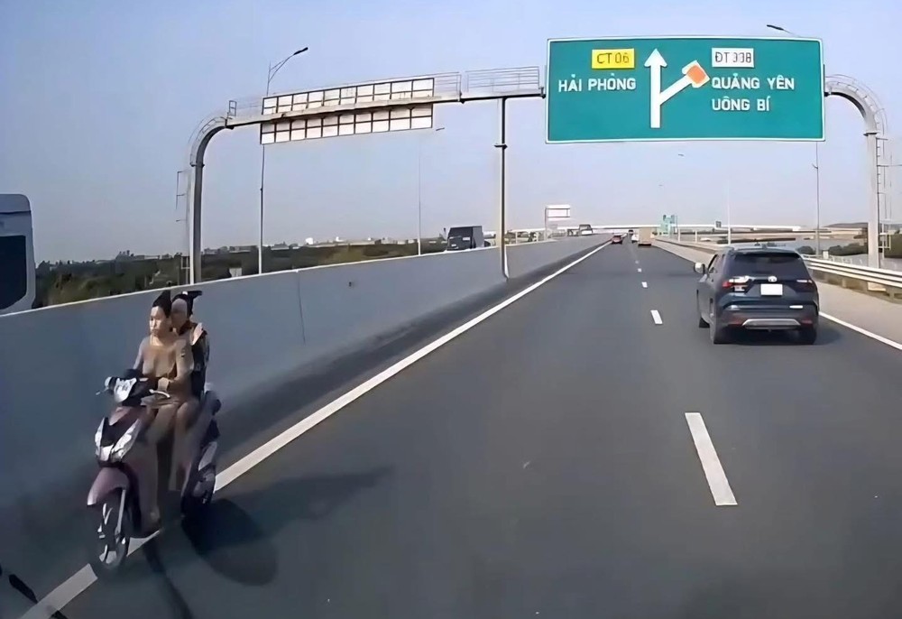 两名违规女子在高速公路上骑摩托车逆行。