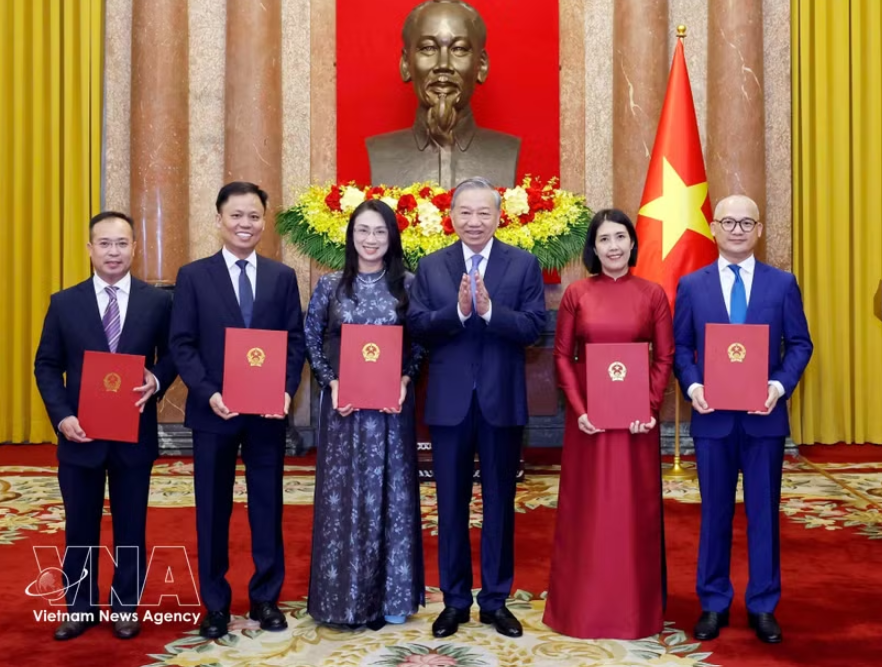 越南五名外交官被任命驻外大使 党中央总书记、国家主席苏林颁发任命决定。