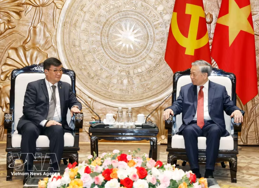 党中央总书记、国家主席苏林会见蒙古国驻越大使