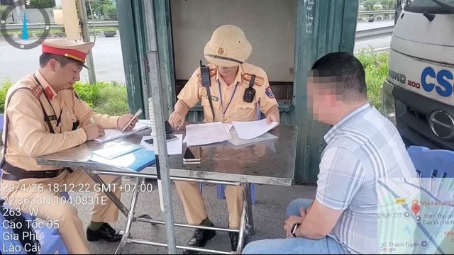 驾照被吊销后仍在高速公路上驾车。图：由职能部门提供。