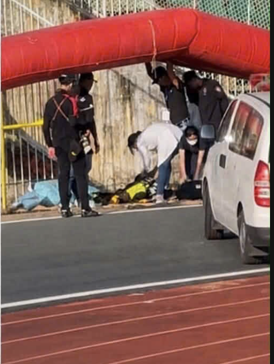  医务人员在事故发生后为赛车手进行初步急救。