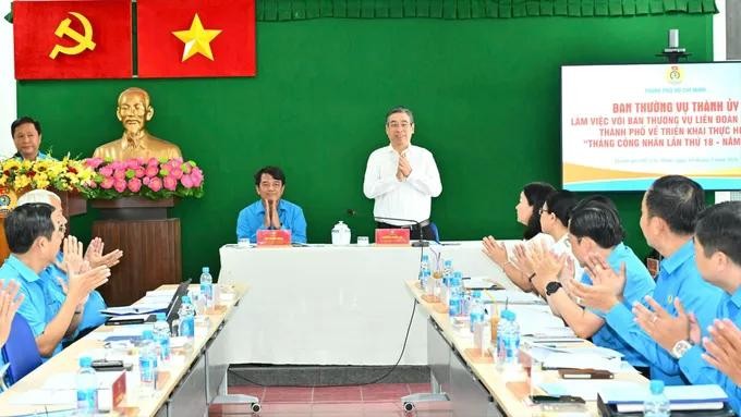 胡志明市市委副书记阮福禄与市劳动联团常务处举行工作会议。图：越勇