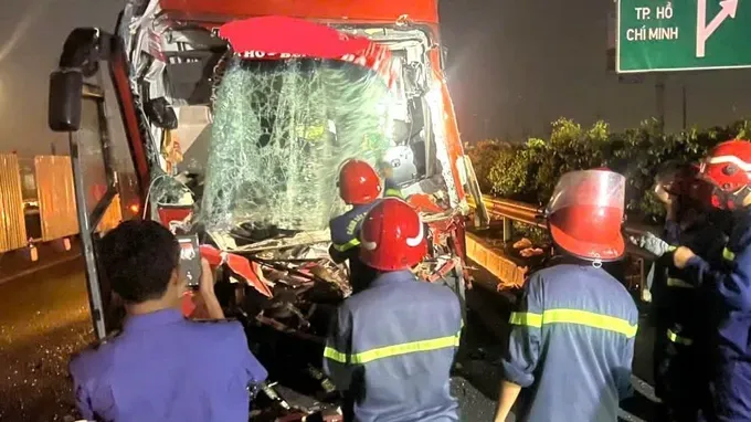 胡志明市-隆城高速公路致司机身亡的事故现场。