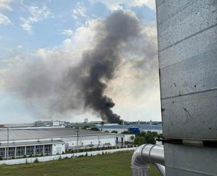胡志明市上千平方米工厂剧烈燃烧。图：读者提供