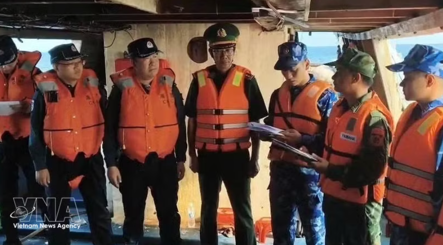 越南向中国执法部门移交2艘遇险渔船及10名渔民。