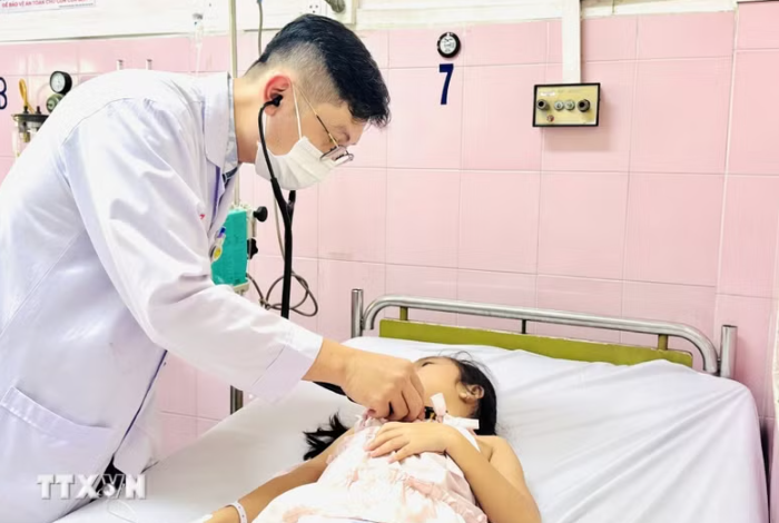 嘉定人民医院医生为疑似食物中毒的学生诊治。（图：越通社）