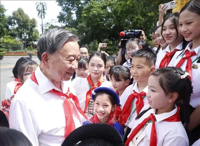 党中央总书记、国家主席苏林与胡志明少年先锋队85名优秀队员会面。
