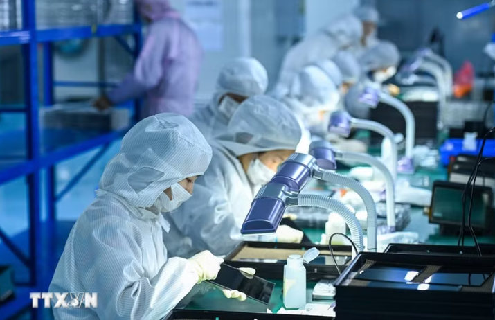  中国江西省一家电子公司的工人在工作。（图：新华社/越通社）