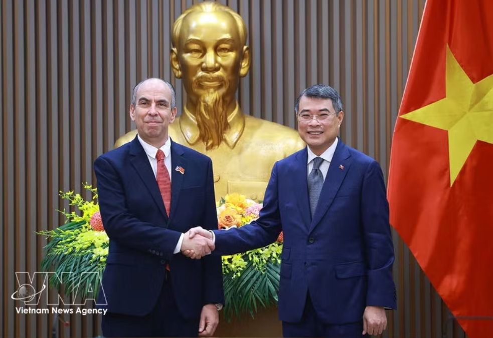 越南政府总理黎明兴与古巴共和国驻越南特命全权大使罗赫略·波兰科·富恩特斯亲切握手。