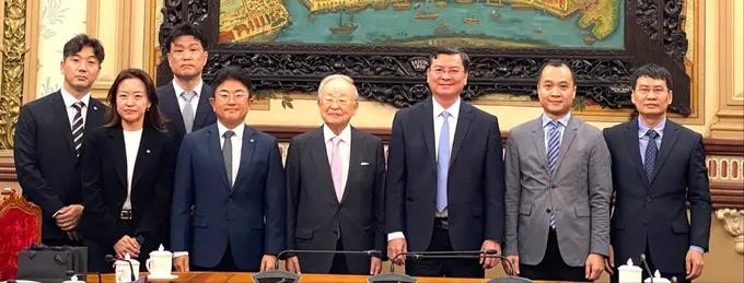 双方代表团合影留念。