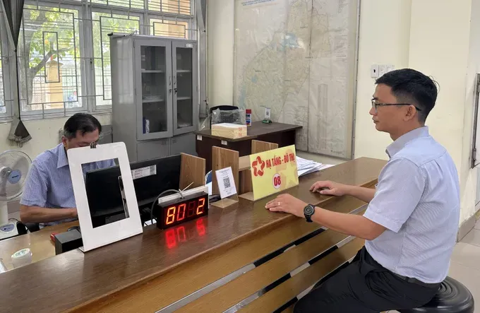 民众前往胡志明市通西会坊人委会领取建筑许可证。图：清贤