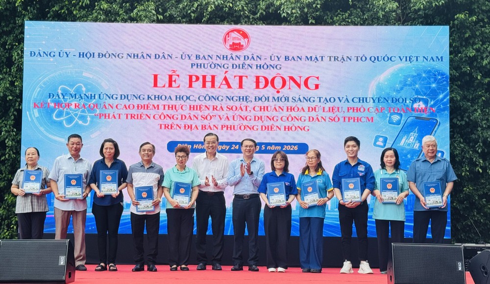 胡志明市科技厅厅长林廷胜与延鸿坊党委书记、人民议会主席黎文明向各社群数字技术组交付任务。图：廷余