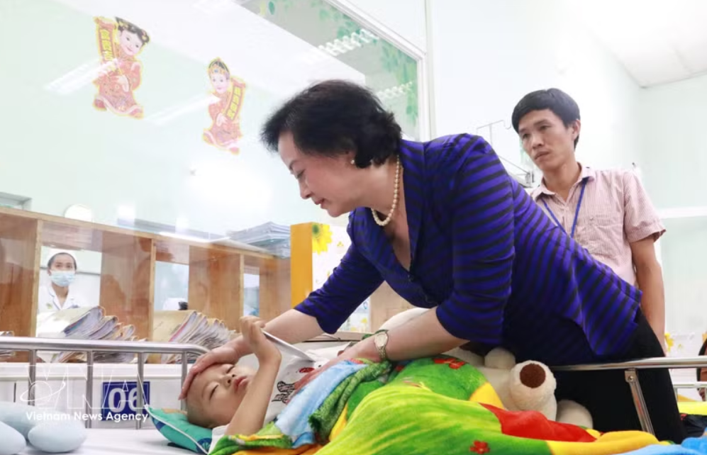 党中央书记处书记、政府副总理范氏清茶亲切看望并鼓励正在胡志明市第二儿童医院接受治疗的患儿。