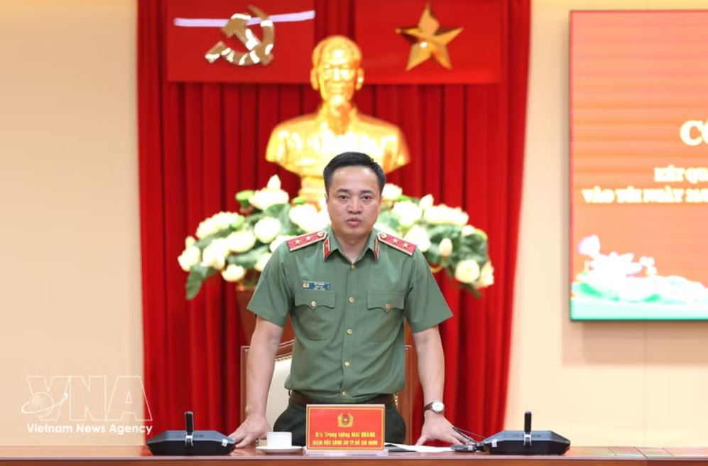 胡志明市公安厅厅长梅黄中将在会议上通报案情。