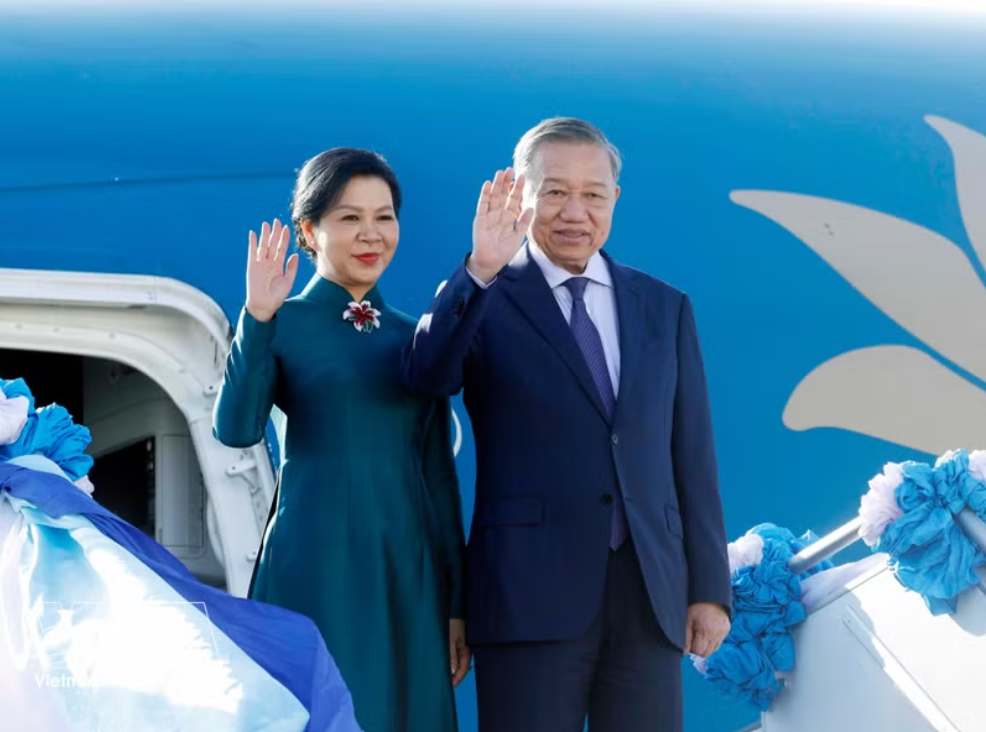 党中央总书记、国家主席苏林和夫人抵达首都曼谷廊曼国际机场。