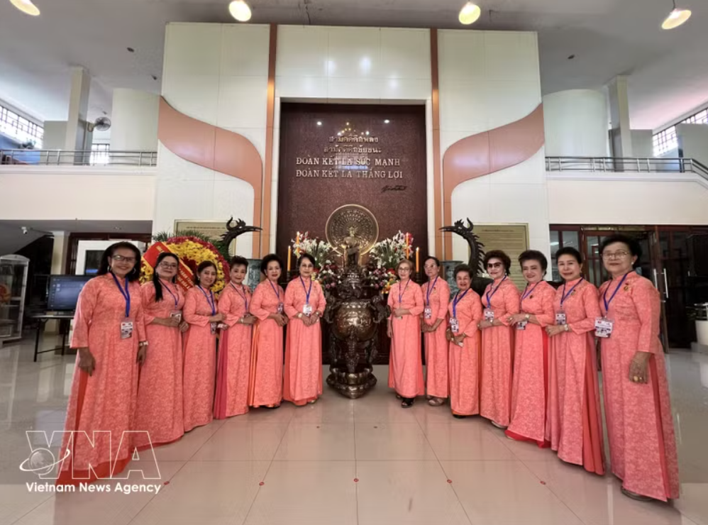 旅泰越南侨胞在乌隆他尼省胡志明纪念馆的胡志明主席祭坛前合影留念。