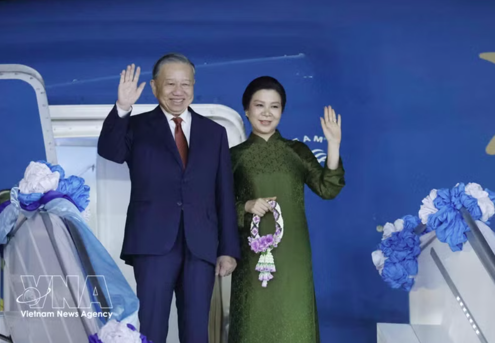 苏林总书记、国家主席和夫人启程对新加坡共和国进行国事访问。