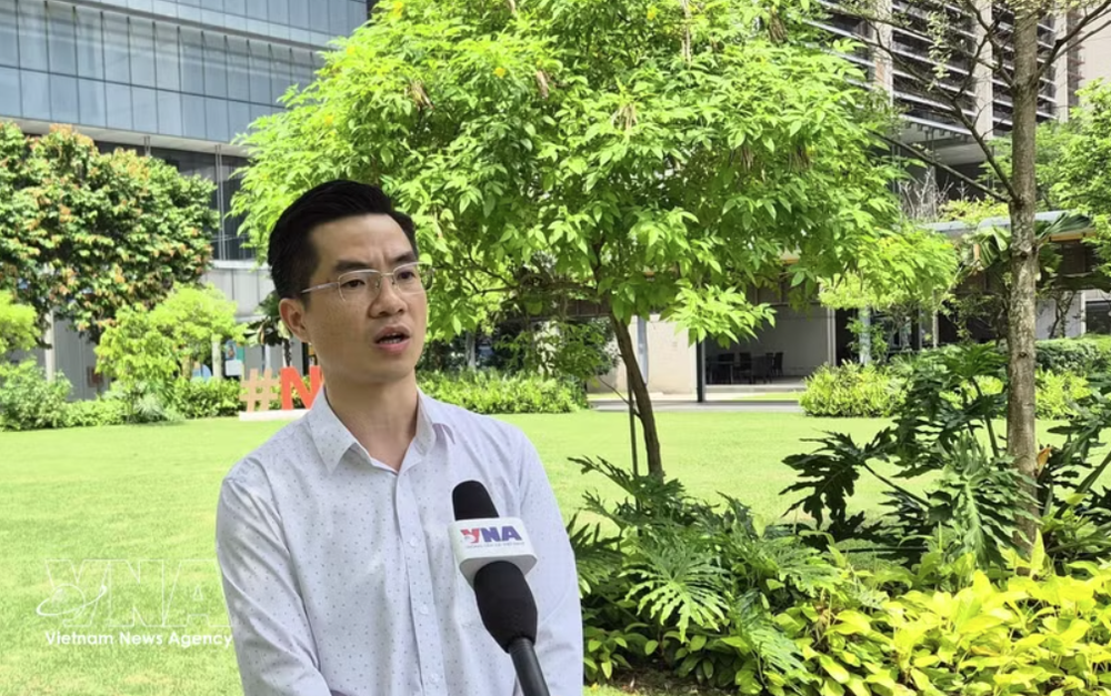 ASTAR先进光学技术部副主任何山松博士接受越通社记者采访。