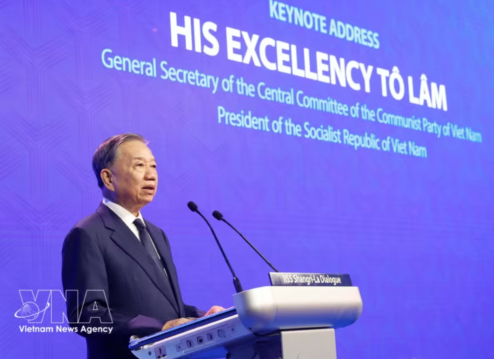 越南党中央总书记、国家主席苏林回答了来自新加坡东南亚研究所代表关于越南推进机构精简改革将对外交政策产生何种影响的提问。
