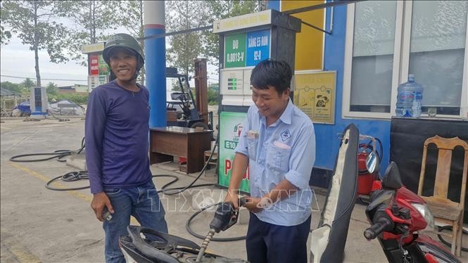 民众在胡志明市福胜坊4号加油站加油。图：黄山/越通社