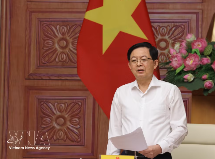 越南政府副总理胡国勇在政府办事处主持召开线上与线下相结合会议。