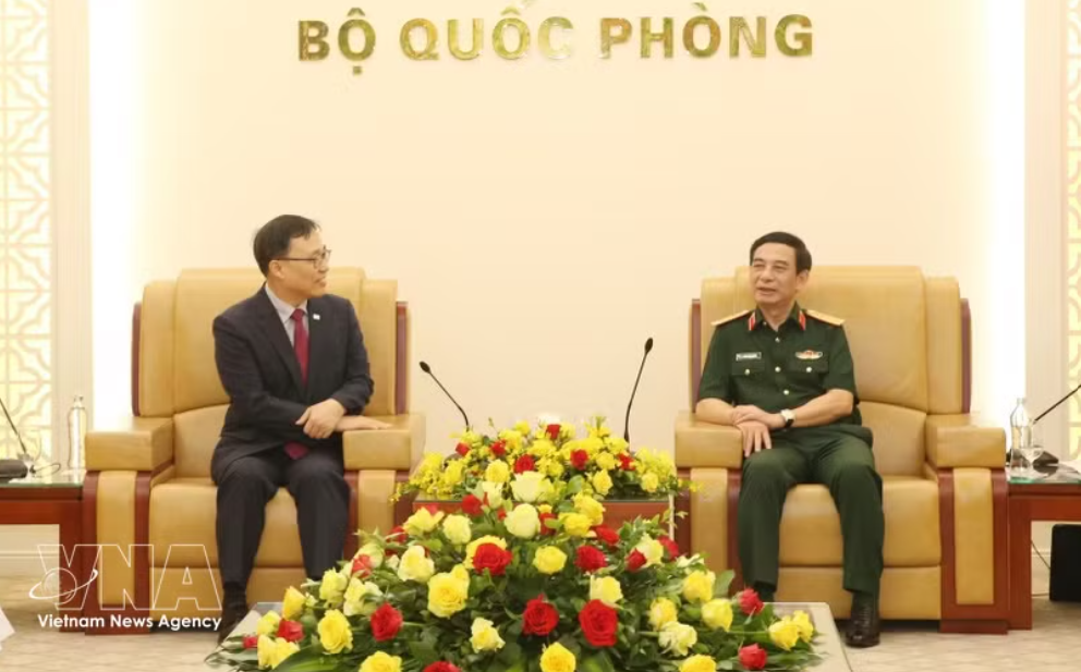 政府副总理兼国防部长潘文江大将会见韩国驻越南特命全权大使崔泳三。