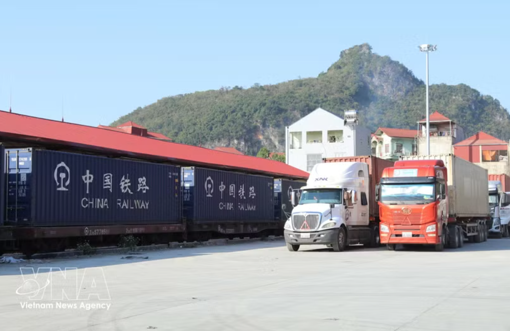 通过谅山省同登国际铁路站口岸的进出口货物运输车辆。图自越通社