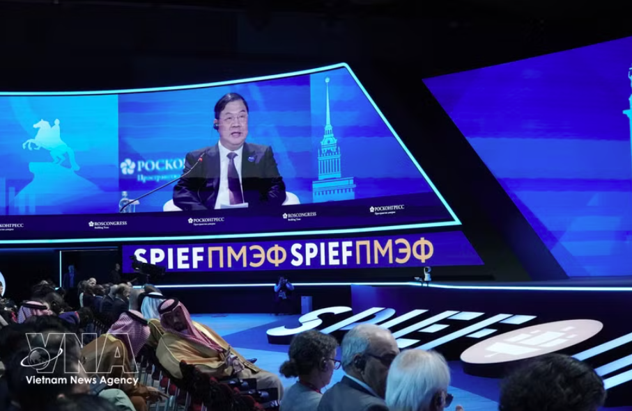 越南政府常务副总理范家足在会议上发表讲话。图自越通社
