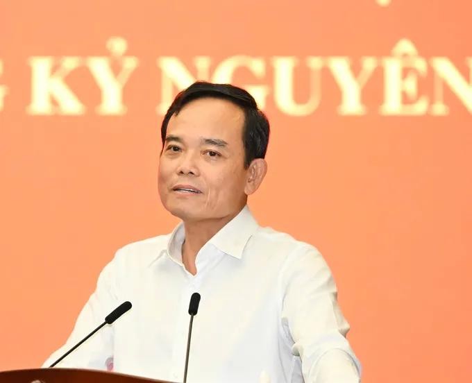 胡志明市市委书记发表指导讲话和作会议总结。