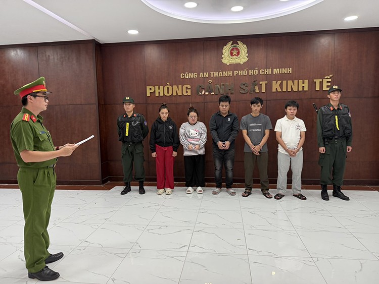 各嫌疑人在胡志明市调查警察机关。