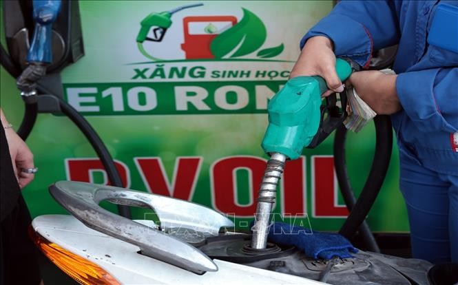 E10生物汽油在PVOIL的一处燃油经营点出售。图：陈越/越通社。