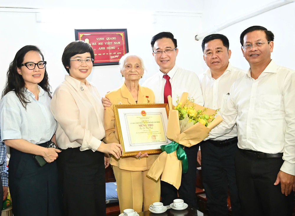 胡志明市代表团前往探望并向越南英雄母亲武氏岁祝寿。图：越勇