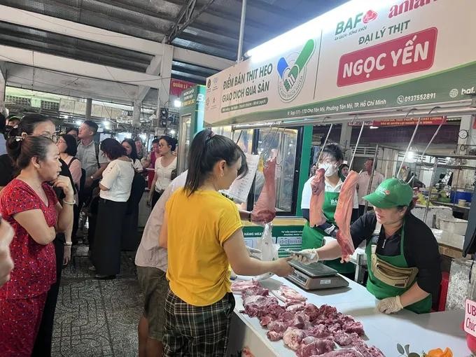 6月9日上午，消费者在新美街市购买“责任蓝勾”猪肉。