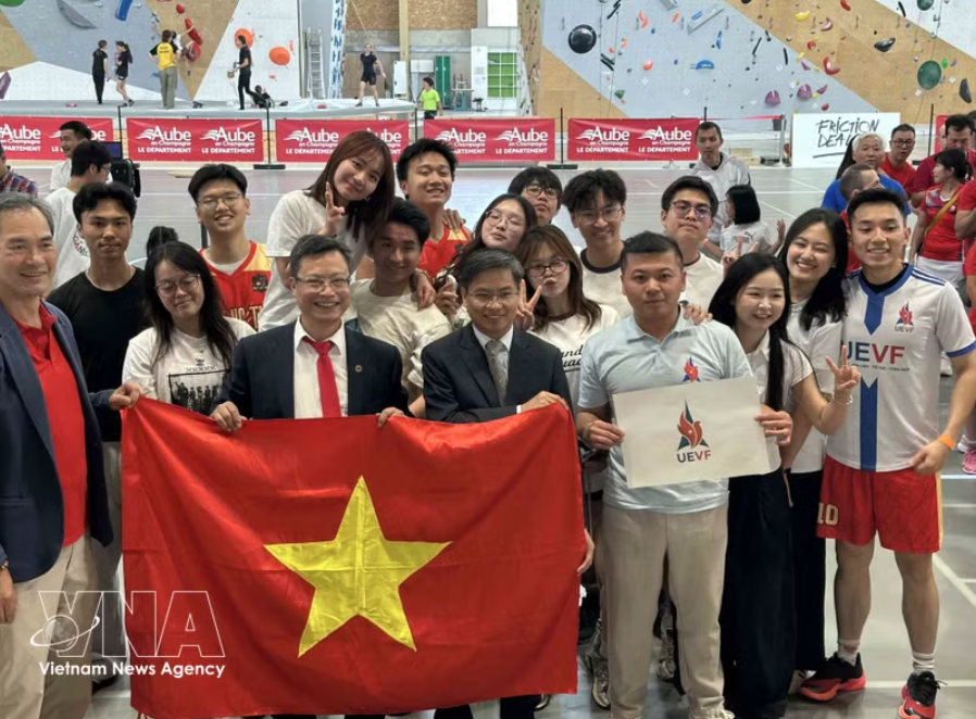 越南驻法国大使郑德海与参会的青年协会成员合影。图自越通社
