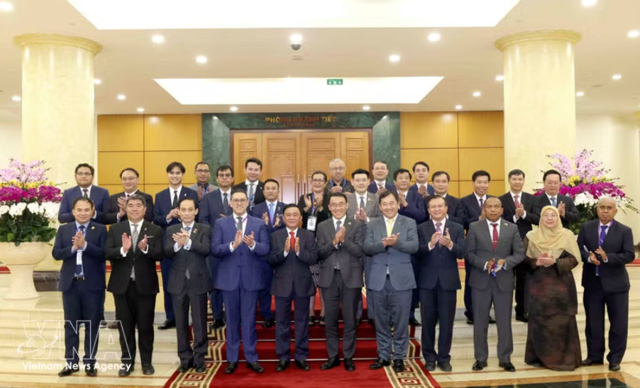 党中央书记处常务书记陈锦秀与东南亚各国政党代表合影。