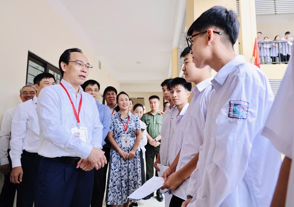 教育与培训部部长黄明山在兴安省金洞高中学校考点鼓励考生。图：NM。