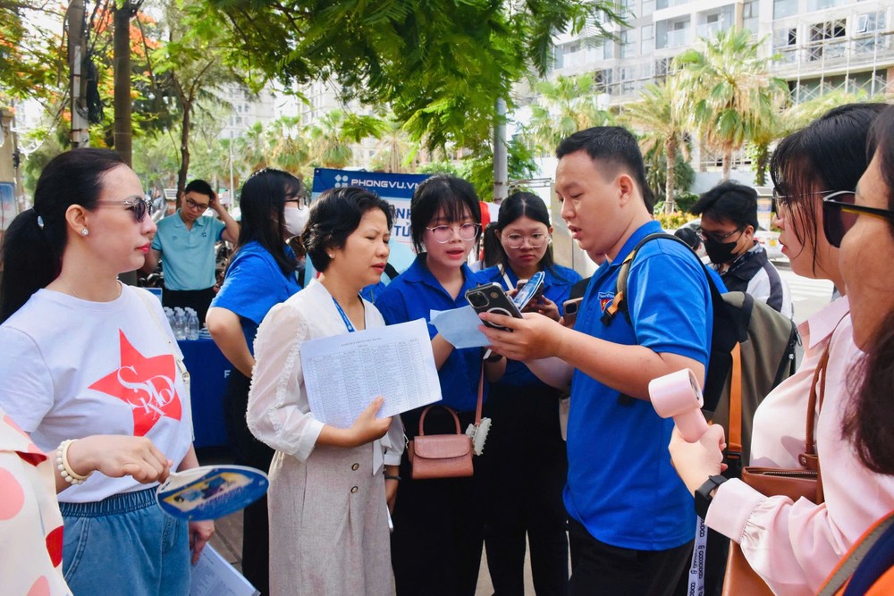 在头顿高中学校考点外值守的老师们的紧张时刻。