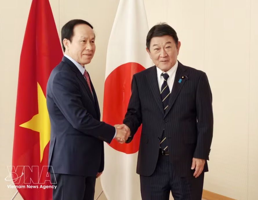 越南政府副总理黎进珠会见日本外务大臣茂木敏充。